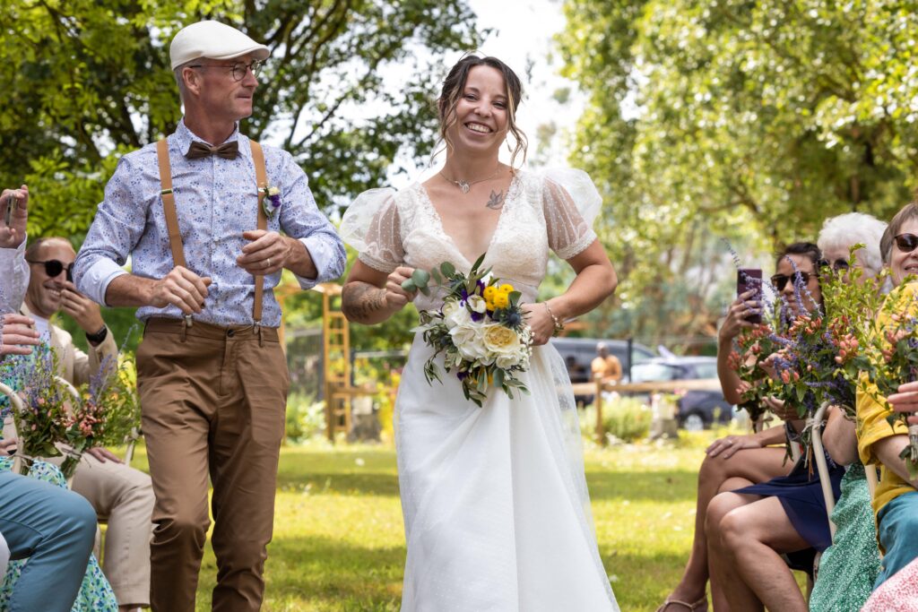 arrivée d e la mariée au bras e son père à la cérémonie laïque