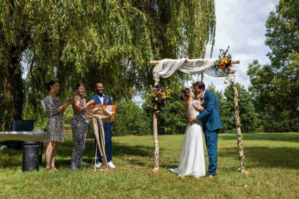 les mariés s'embrassent pendant la cérémonie laïque à St Clément de la Place