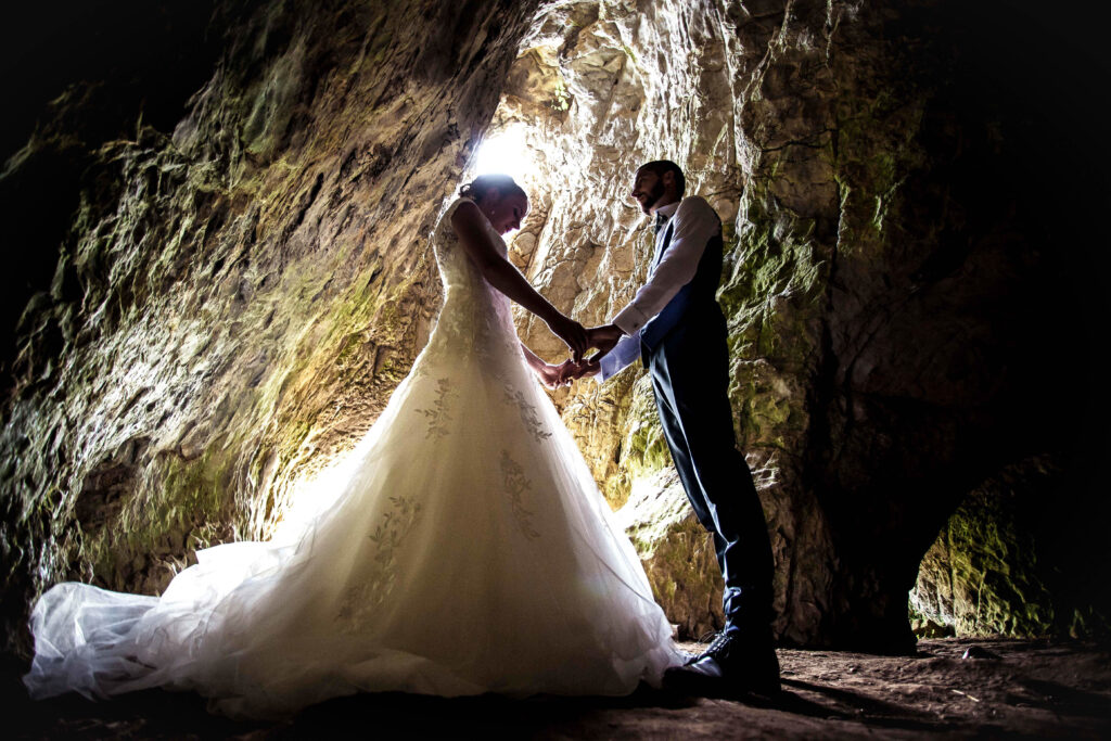 séance couple au milieu d'une grotte pour un couple de mariés passionnés d'escalade au grottes de Saulges en Mayenne