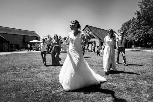 la mariée se dirige vers le vin d'honneur avec ses frères et sœurs au dé à 7 faces à Laval en Mayenne