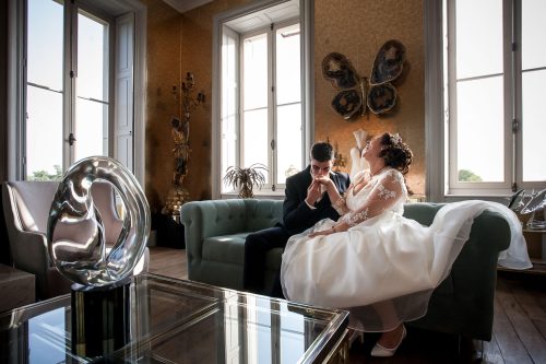 séance couple plein d'humour et de tendresse dans un château en Vendée