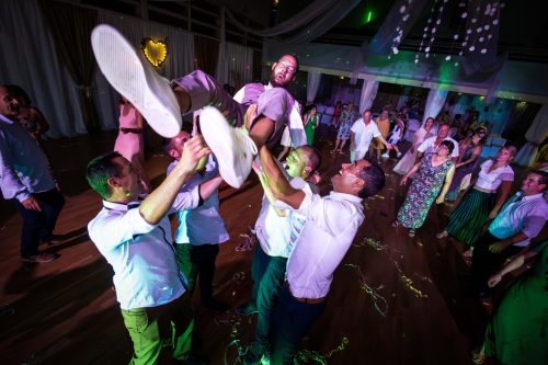 phot fun du marié lancé pendant le bal par ses amis en Deux Sèvre