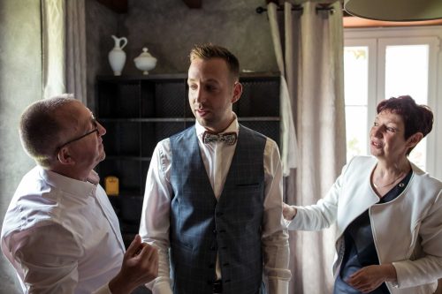 la fierté dans le regards des parents du marié lors des préparatifs, moment précieux à Hossegor dans Les Landes